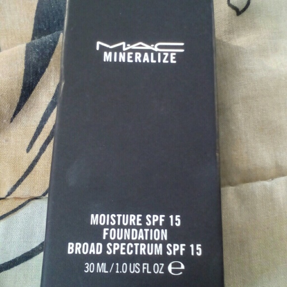 MAC Mineralize Foundation in NC20 - Picture 5 of 5